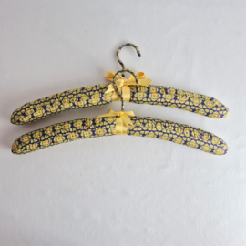 Vintage stoffen kledinghangers jaren 60 | Set van 2