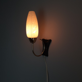 Vintage wandlamp met melkglazen kapje