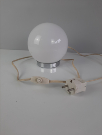 Jaren 30 tafellamp | Glazen bol op chromen armatuur