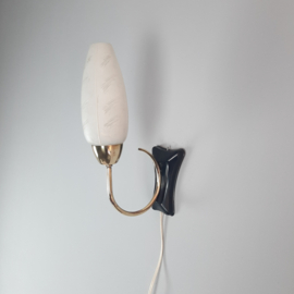 Vintage wandlamp met melkglazen kapje