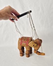 Vintage handgemaakte marionet in de vorm van een olifant