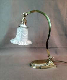 Art Deco tafellamp met satijnglazen kap