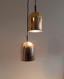 Set van 2 vintage hanglampen Vrieland design met goudkleurige lampenkap, 80s design