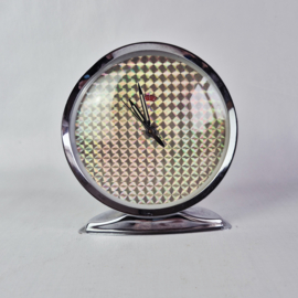 Vintage chromen wekker met iriserende, holografische wijzerplaat