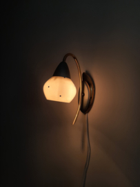 Jaren 50 wandlamp, koperen frame met melkglazen kapje