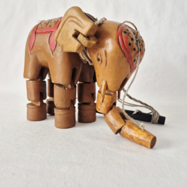 Vintage handgemaakte marionet in de vorm van een olifant
