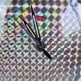 Vintage chromen wekker met iriserende, holografische wijzerplaat