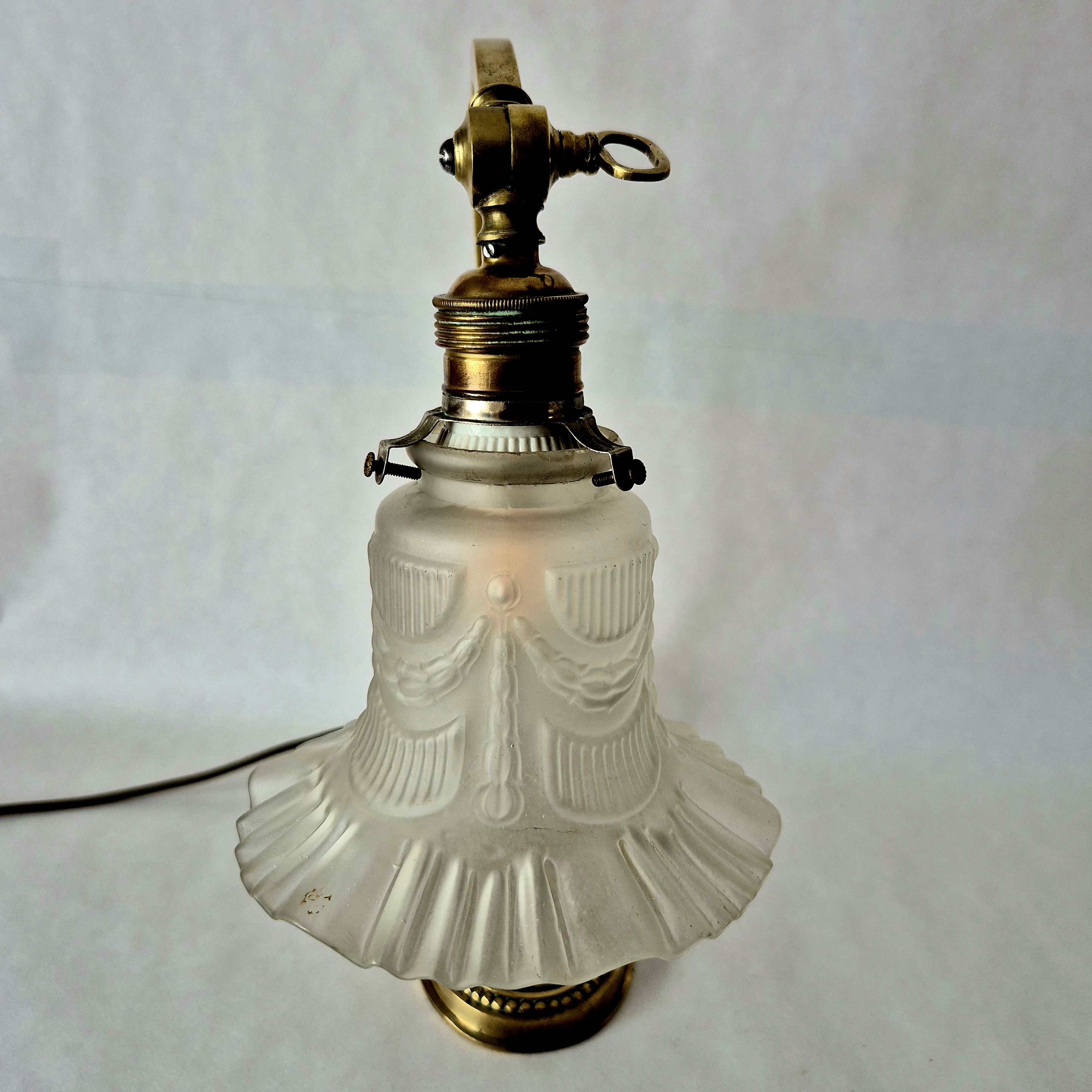 Art Deco tafellamp met satijnglazen kap