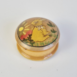 Vintage houten pillendoosje met voorjaarsdecor