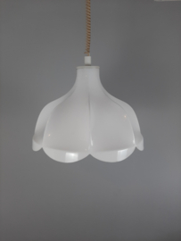 Jaren 70 wit kunststof hanglamp in de vorm van een bloem