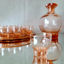 Franse vintage roze likeurset, likeurfles met glazen en bord