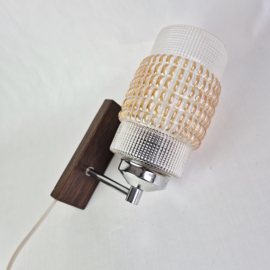 Vintage Wandlamp jaren 60/70 met amber glas en houten wandplaat