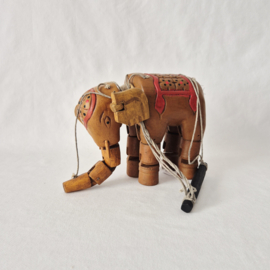Vintage handgemaakte marionet in de vorm van een olifant