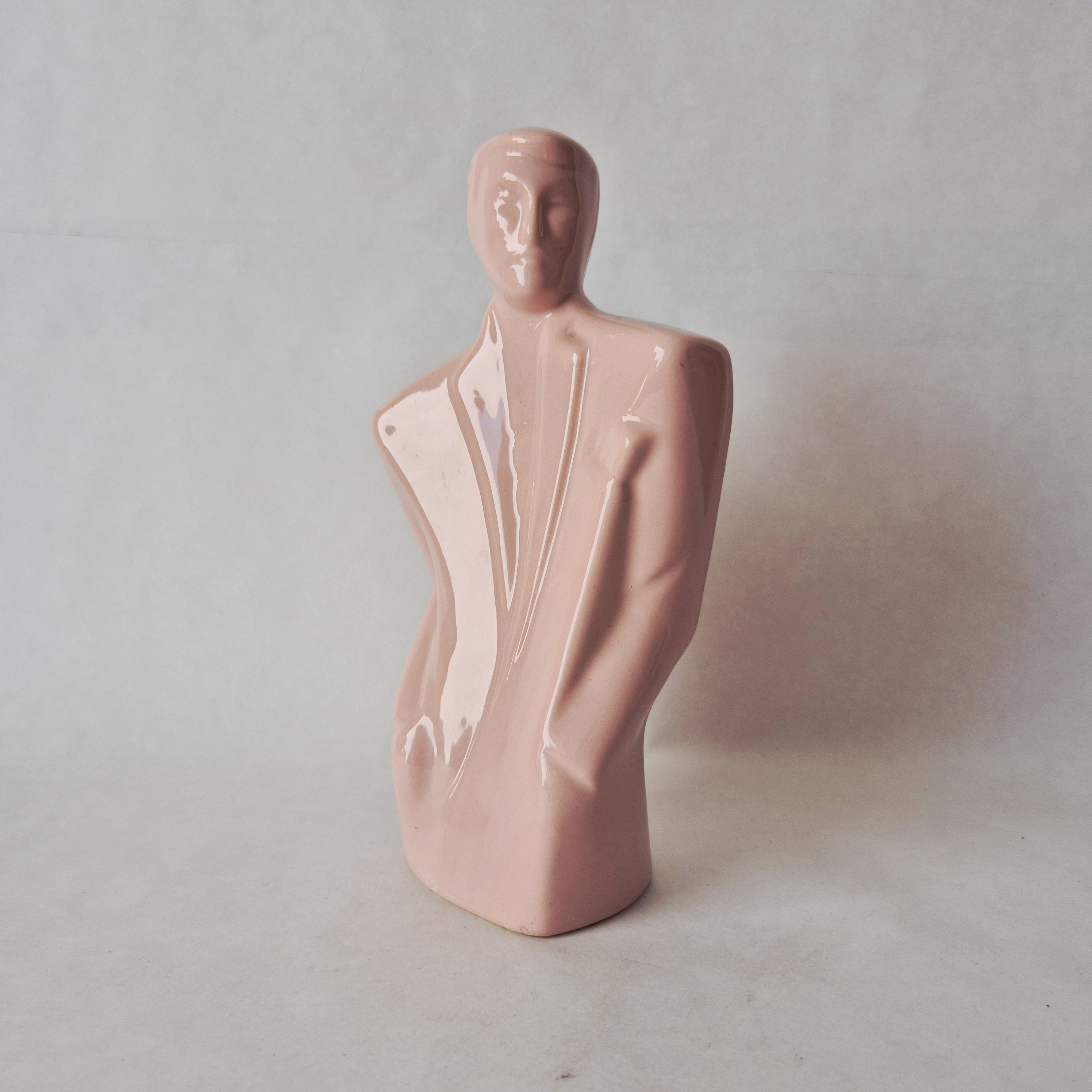 Jaren 80 keramisch beeld man roze | Vintage beeld Memphis stijl | Lindsey B Balkweill style figurine