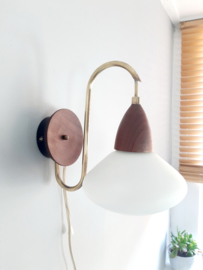 Prachtig Deens design jaren 50 wandlampje, hout met glazen kapje