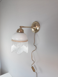 Vintage, witte wandlamp met kralenfranje | Glazen wandlamp