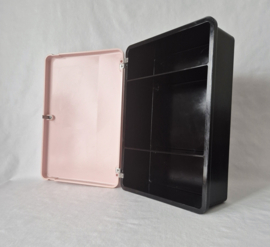 Medicijnkastje bakeliet in roze en zwart | Vintage badkamerkastje | Plaster Beinasco Torino