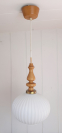Vintage hanglamp met melkglazen lampenkap en houten armatuur, Japandi