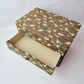 Vintage stoffen ladekastje met paisley print