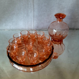 Franse vintage roze likeurset, likeurfles met glazen en bord