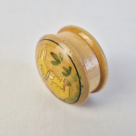 Vintage houten pillendoosje met voorjaarsdecor