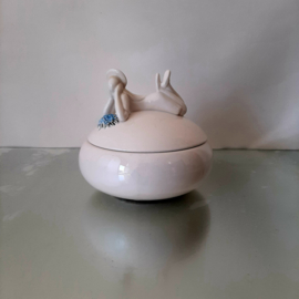 Bonbonschaal Goût | Vintage bonbonnière Goût by Vaga Int. | Meisje met vergeet-me-nietjes