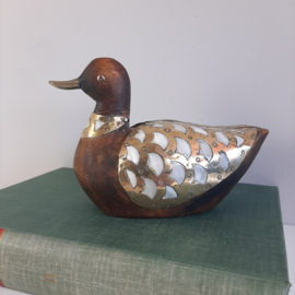 Vintage handgesneden beeld eend | Messing met parelmoer en houten eend