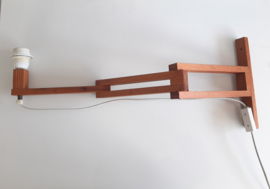 Houten wandlamp met zwenkarm | Jaren 70 schaarlamp