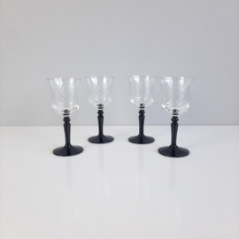 Set van 4 vintage likeurglazen | Glazen met zwarte voet en gedraaid glas | France | Jaren 20 stijl