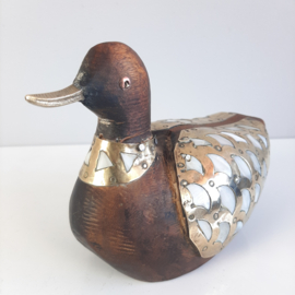 Vintage handgesneden beeld eend | Messing met parelmoer en houten eend