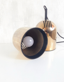 Set van 2 vintage hanglampen Vrieland design met goudkleurige lampenkap, 80s design