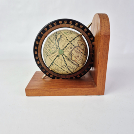 Boekensteun globe