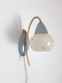 Jaren 50 wandlamp, koperen frame met melkglazen kapje