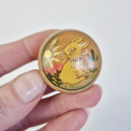 Vintage houten pillendoosje met voorjaarsdecor