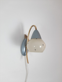 Jaren 50 wandlamp, koperen frame met melkglazen kapje
