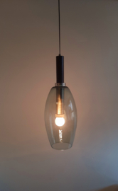Stijlvolle jaren 70 hanglamp, glazen kap met houten armatuur