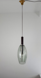 Stijlvolle jaren 70 hanglamp, glazen kap met houten armatuur