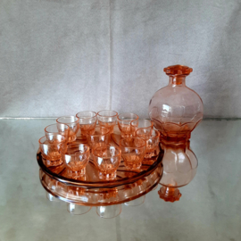 Franse vintage roze likeurset, likeurfles met glazen en bord