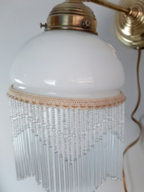 Vintage, witte wandlamp met kralenfranje | Glazen wandlamp