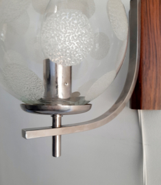 Jaren 60 wandlamp, metaal met glazen bol