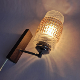 Vintage Wandlamp jaren 60/70 met amber glas en houten wandplaat