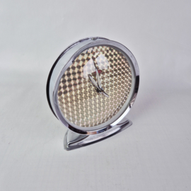 Vintage chromen wekker met iriserende, holografische wijzerplaat
