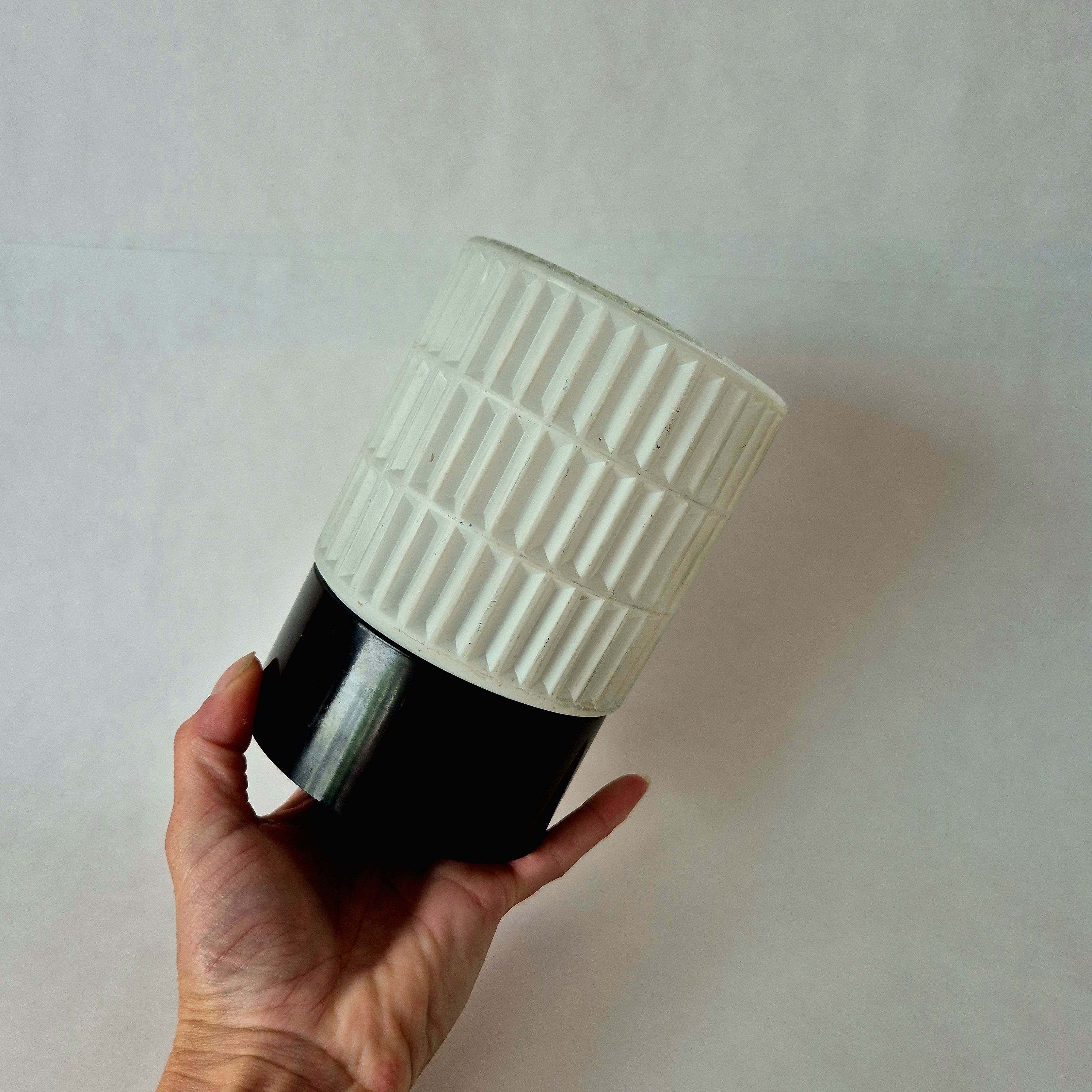 Jaren 60 plafondlamp | Schroefbol | Glazen bewerkte bol | Erco | Bakeliet