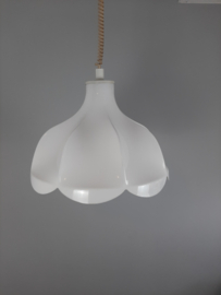 Jaren 70 wit kunststof hanglamp in de vorm van een bloem
