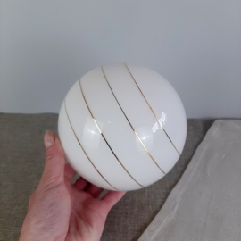 Hollywood Regency lampenkap bol  | Witte bol met gouden strepen