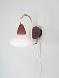 Prachtig Deens design jaren 50 wandlampje, hout met glazen kapje