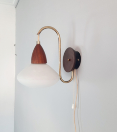 Prachtig Deens design jaren 50 wandlampje, hout met glazen kapje