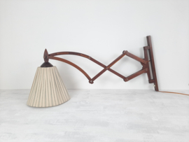 Houten wandlamp met zwenkarm | Jaren 70 schaarlamp