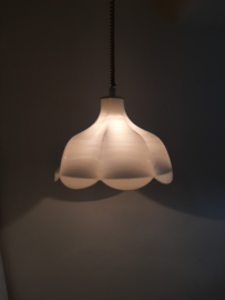 Jaren 70 wit kunststof hanglamp in de vorm van een bloem