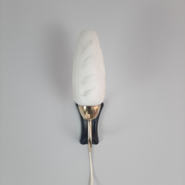 Vintage wandlamp met melkglazen kapje